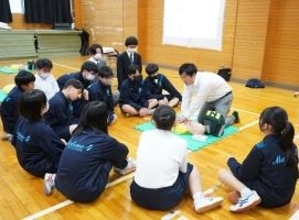 東京都江戸川区の中学校で「心肺蘇生とAED」をテーマに出張授業を行いました