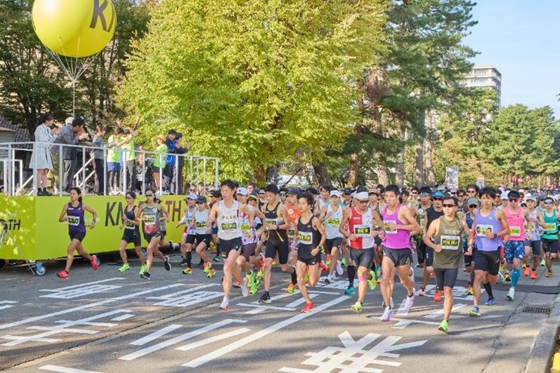金沢マラソン2024を走る複数のランナーたち