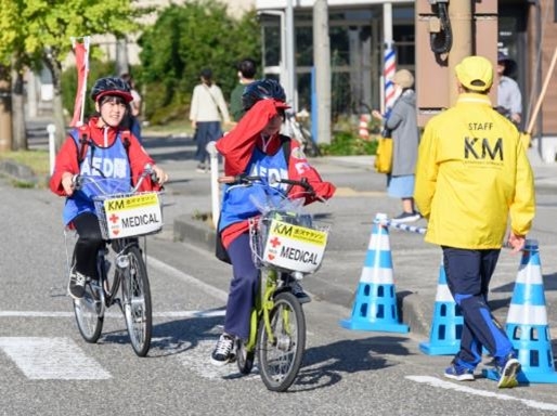 自転車に乗っているAED隊