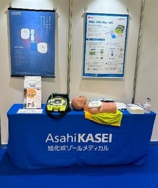 AEDトレーニング機とマネキン人形