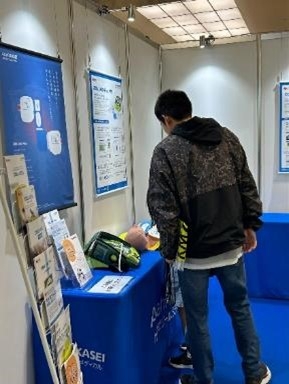 AEDトレーニング機とマネキン人形のブースを訪れるランナー