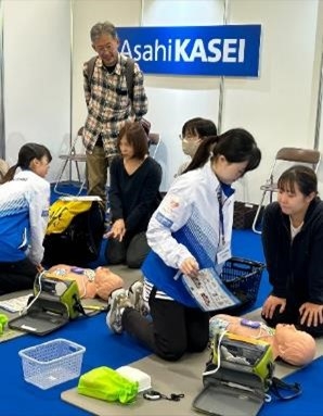胸骨圧迫体験会に参加する方々