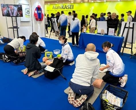 胸骨圧迫体験会に参加する方々の背中