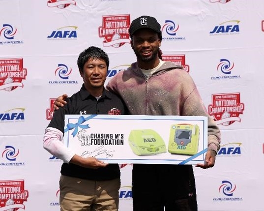 ダマー・ハムリン選手とフラッグフットボールJAPANの岩井歩総監督