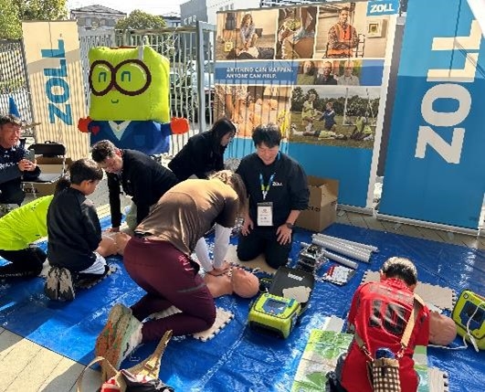 ZOLL AED 3トレーナーとマネキン人形を使った胸骨圧迫を行う心肺蘇生体験の様子
