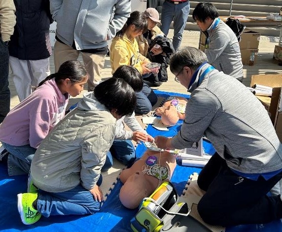 ZOLL AED 3トレーナーを体験する人々