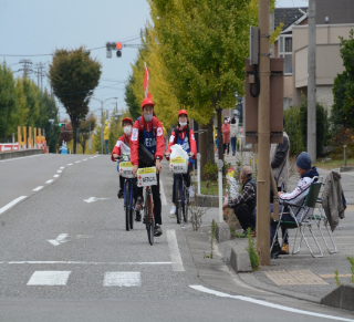 自転車でコースを移動するAED隊の様子