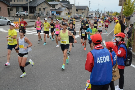 コース沿道でランナーを見守るAED隊の様子