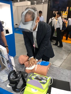 胸骨圧迫VR（バーチャルリアリティー）およびAED Plus搭載の「胸骨圧迫ヘルプ機能」同時体験の様子